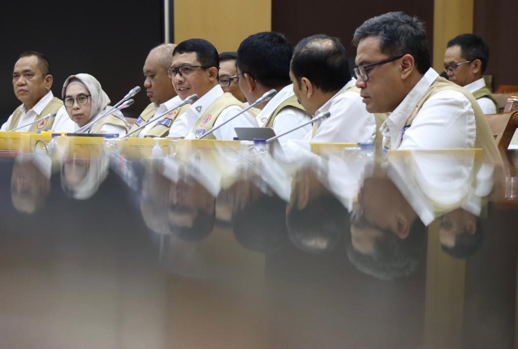 Kepala BNPB Letjen TNI Suharyanto S.Sos., M.M., (empat kiri) bersama jajaran pejabat eselon 1 BNPB menyampaikan paparan dalam rapat kerja antara BNPB dengan Komisi VIII DPR RI di Kompleks Senayan, Jakarta Pusat, Selasa (30/5). Dalam rapat kerja tersebut BNPB mengusulkan penambahan anggaran untuk tahun 2024 senilai 1 triliyun rupiah.